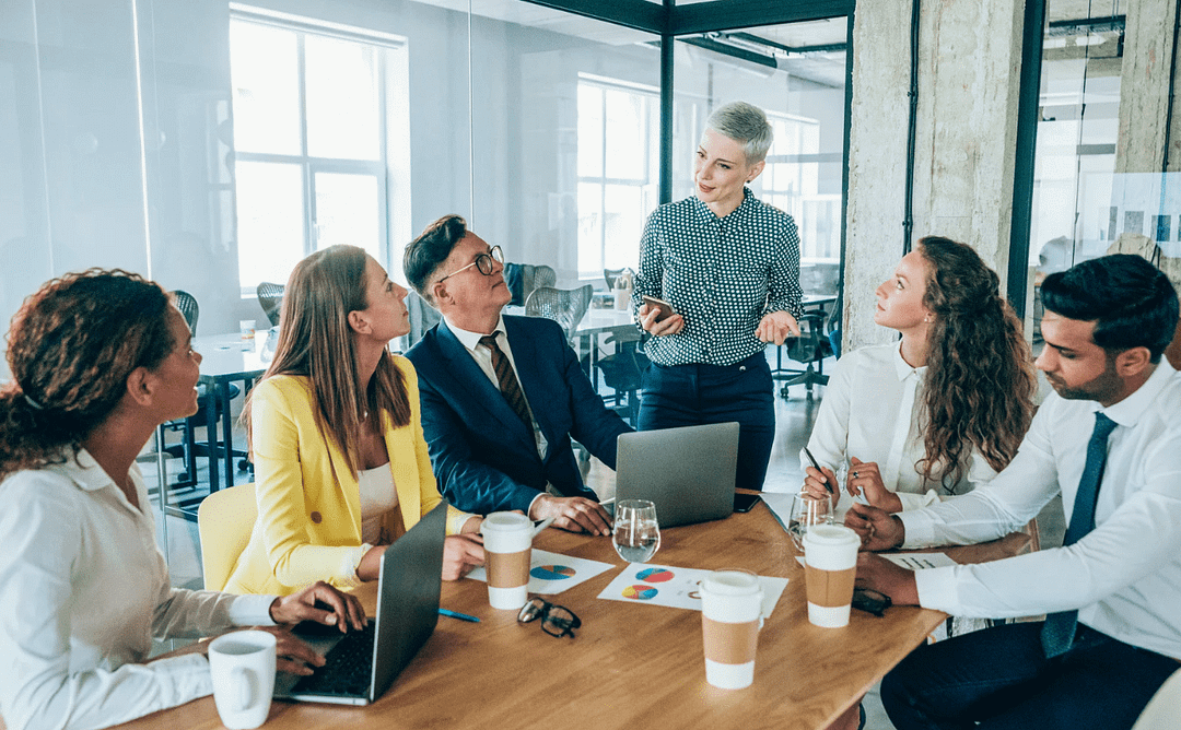 Un manager et son équipe représentant la diversité