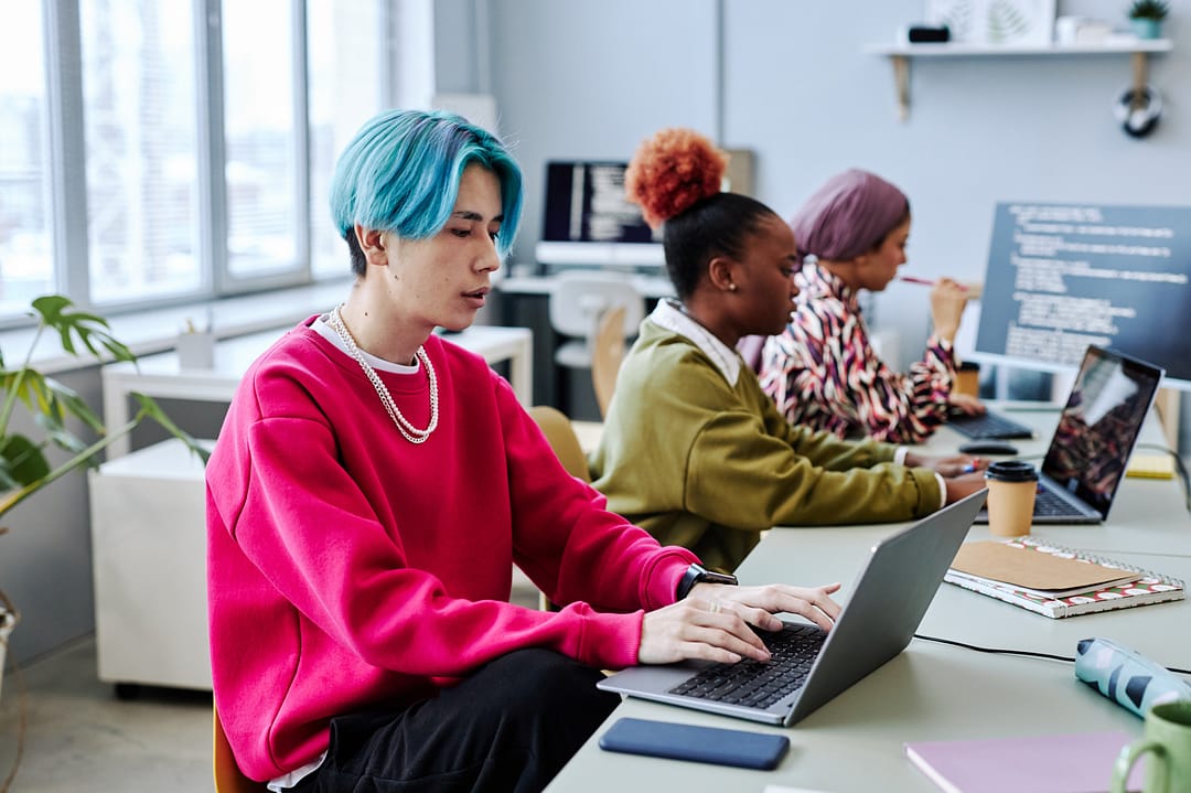 Trois jeunes de la génération Z au travail