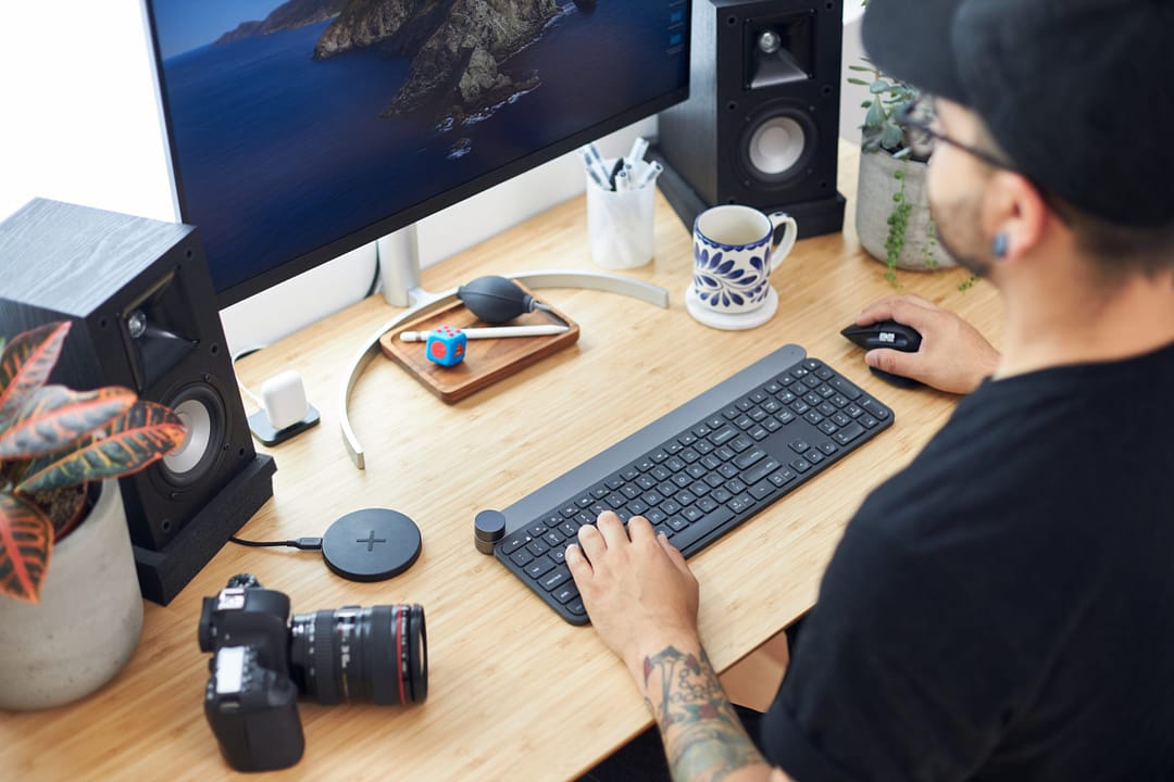 Manager en temps de crise et à distance, comment faire? 1 photographer working at his desk scaled