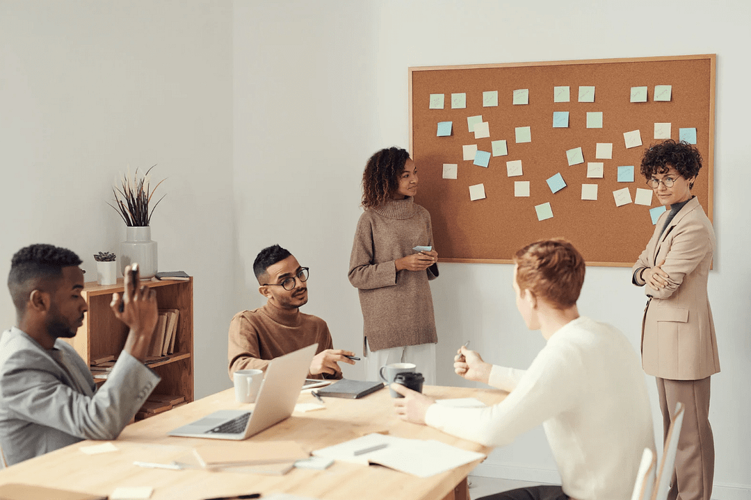 Equipe faisant un vision afin d'être alignée sur un objectif commun