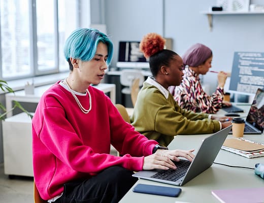 Trois jeunes de la génération Z au travail
