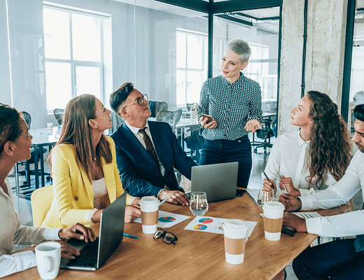 Un manager et son équipe représentant la diversité